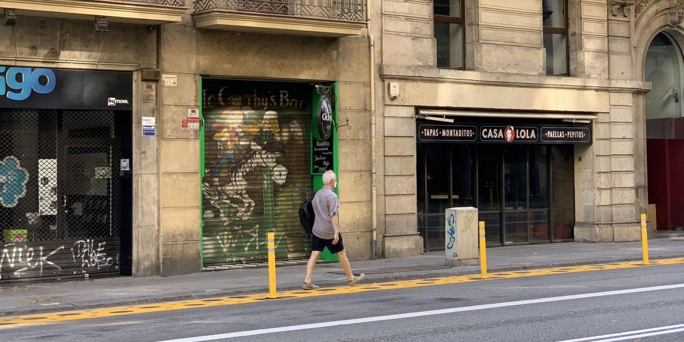 Un peatón caminando por el nuevo carril de Via Laietana / V.M.