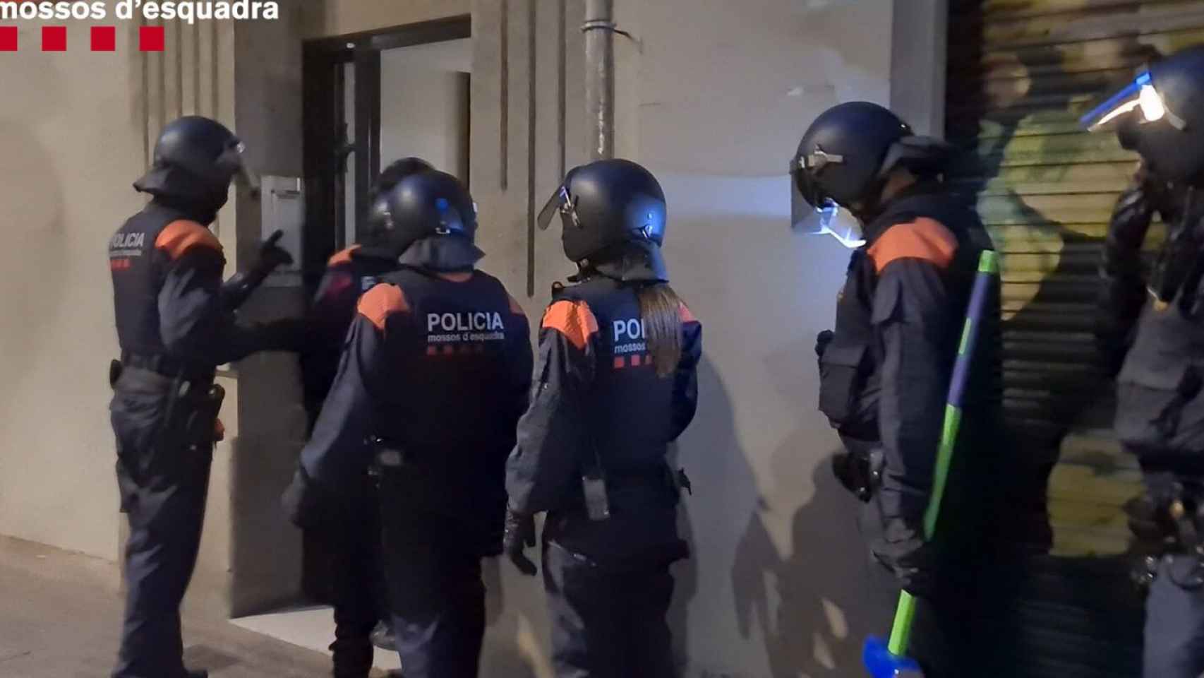 Los Mossos d'Esquadra y la Policía Nacional en un dispositivo policial / MOSSOS