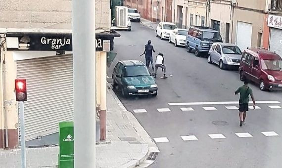 Captura de imagen del vídeo de la pelea entre tres ocupantes de la nave, en plena calle, grabado por un vecino / A.R.