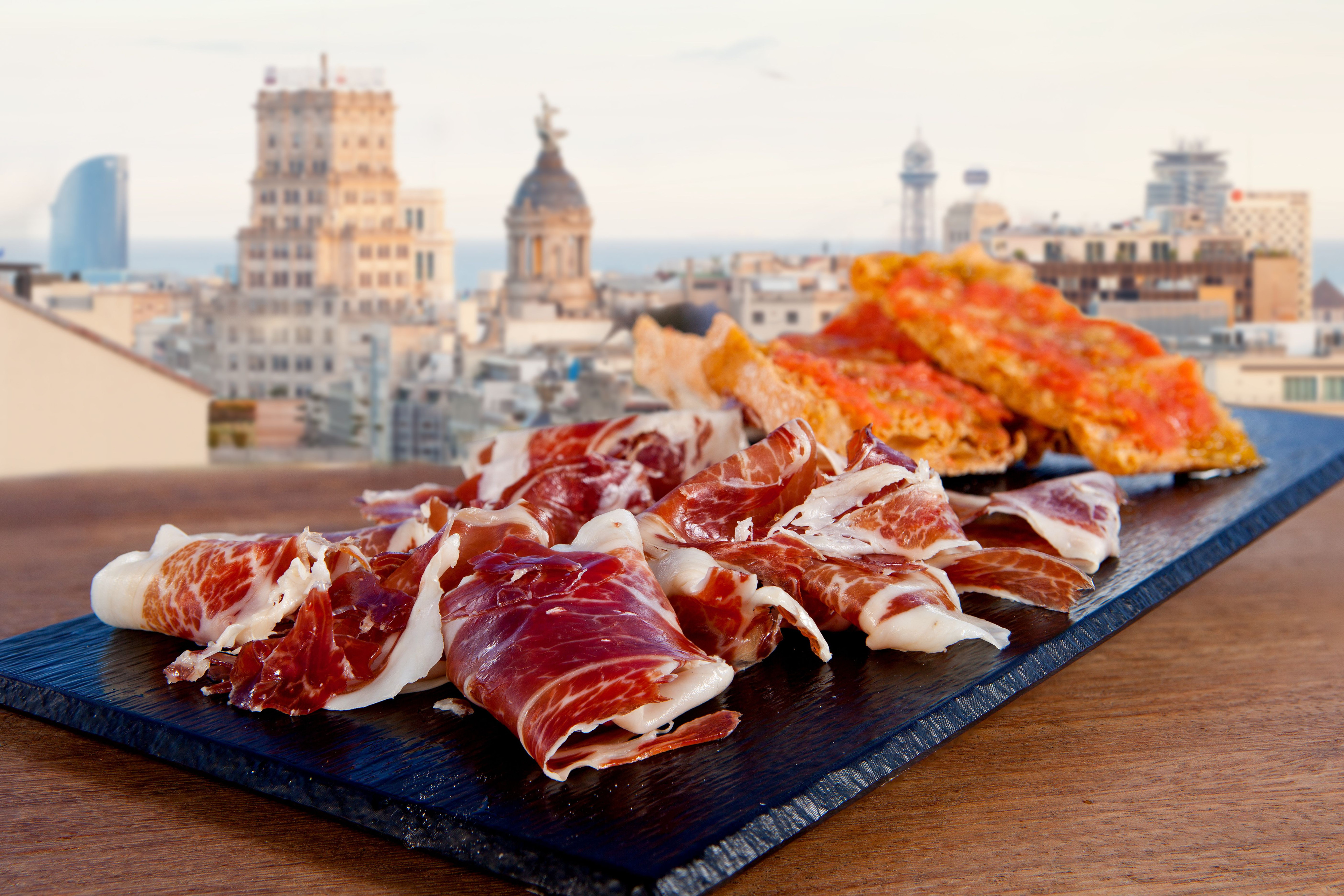 Tapa de jamón en la terraza del hotel Royal de paseo de Gràcia de Barcelona / ROYAL PASSEIG DE GRÀCIA