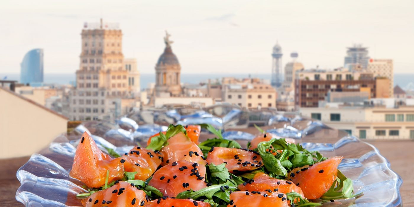 Tapa de salmón marinado en la terraza del hotel Royal de paseo de Gràcia de Barcelona / ROYAL PASSEIG DE GRÀCIA