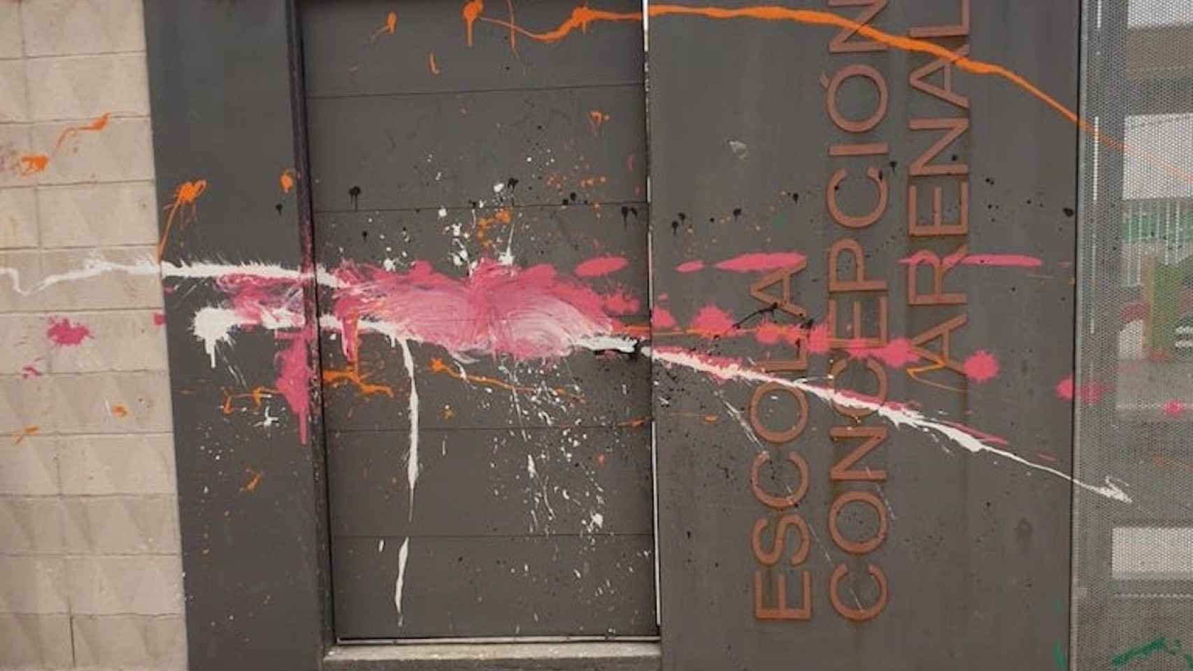 Pintura en la puerta de entrada de la escuela Concepción Arenal, en el Besòs i El Maresme / MA