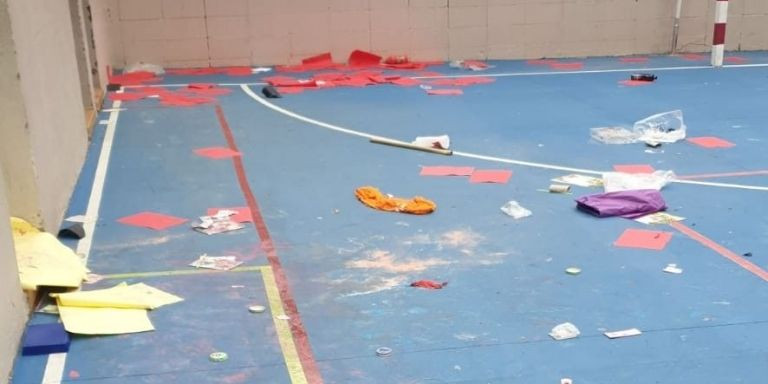 Destrozos en la pista polideportiva de la escuela / MA