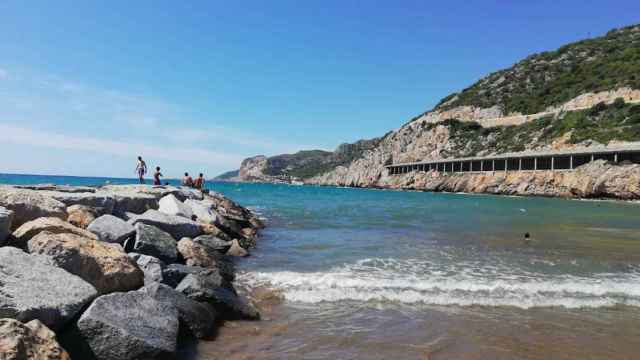 Playa de Les Botigues de Sitges en la que ha muerto un hombre de L'Hospitalet ahogado / GOOGLE MAPS