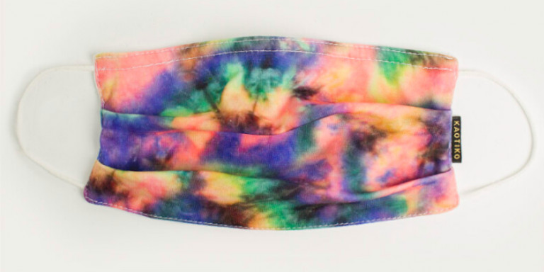 Uno de los modelos con estampado tie-dye de Kaotiko / KAOTIKO