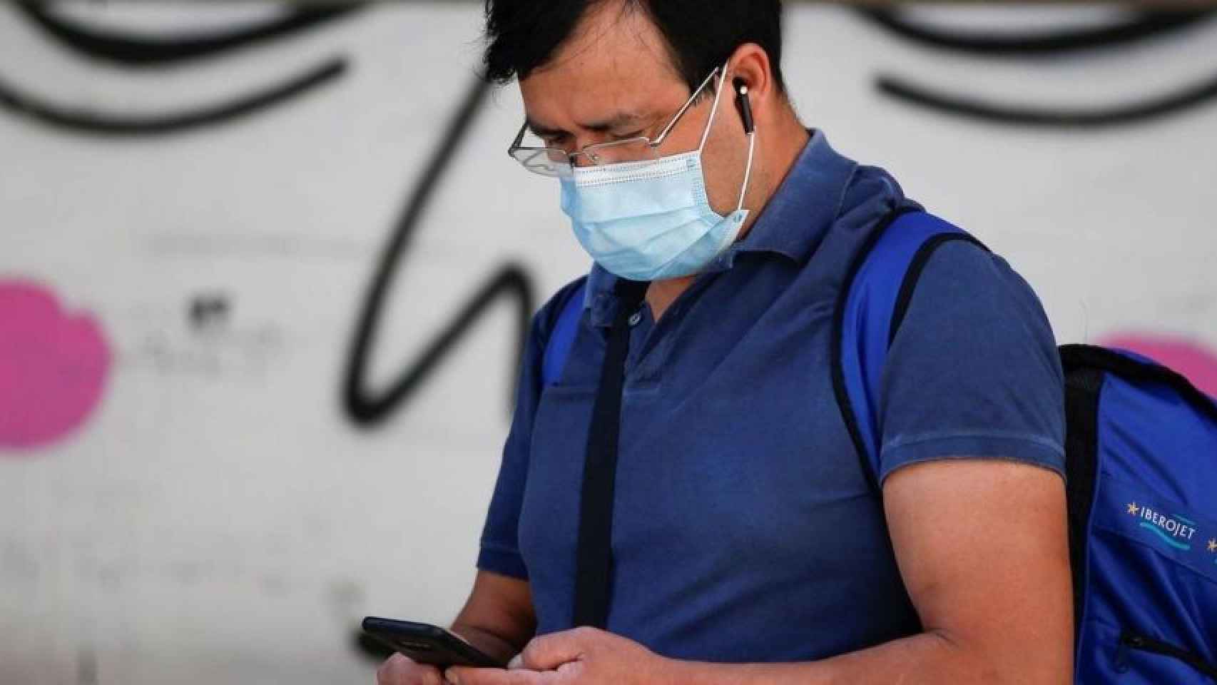 Un hombre con mascarilla, en Barcelona / EFE