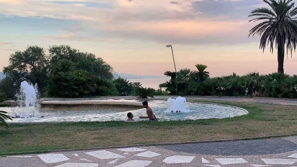 Dos personas bañándose en una de las fuentes del mirador del Alcalde de Montjuïc / V.M.