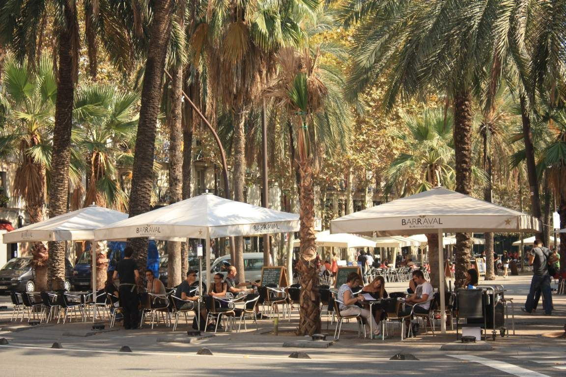 Rambla del Raval de Barcelona, en el distrito de Ciutat Vella, con varias terrazas en la acera