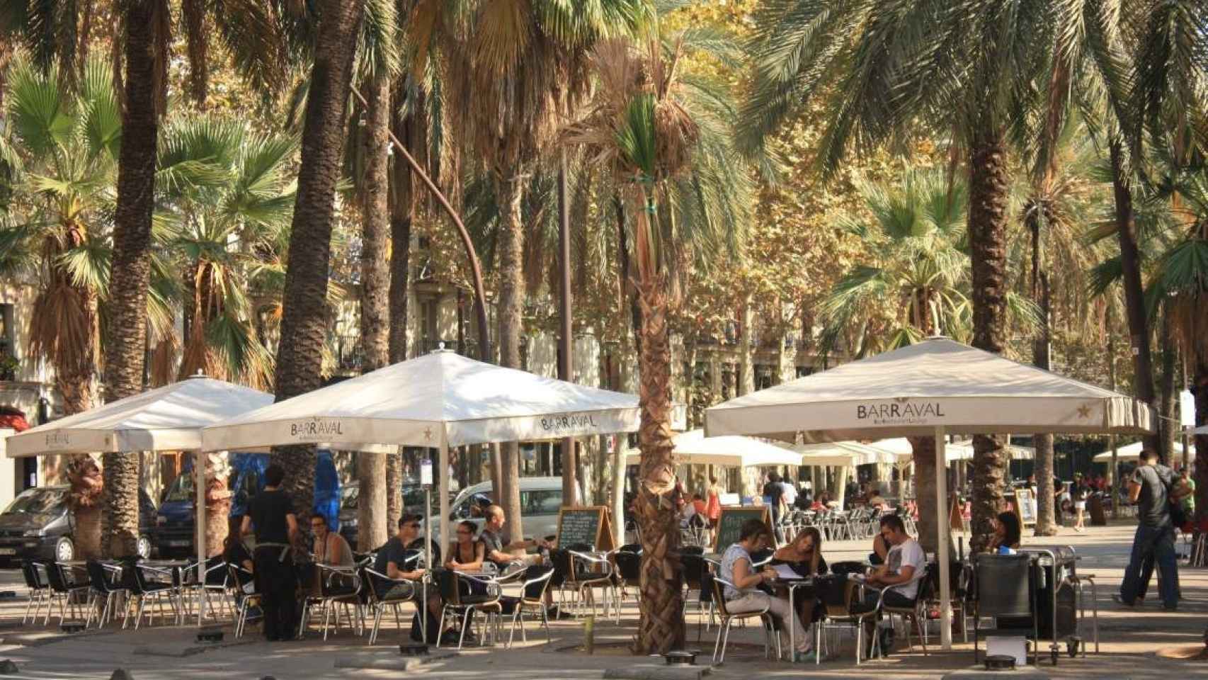 Rambla del Raval de Barcelona, en el distrito de Ciutat Vella, con varias terrazas en la acera