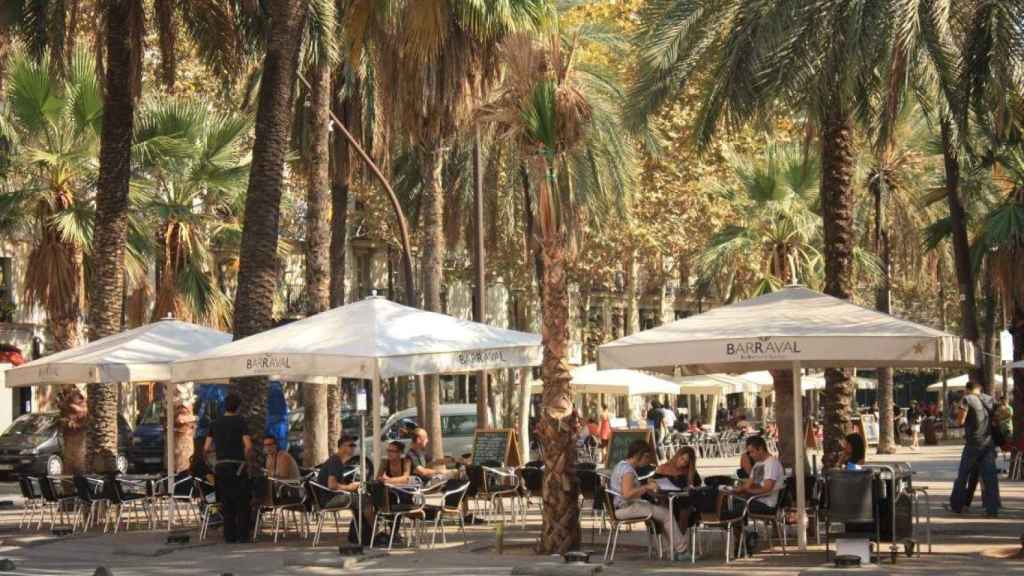 Rambla del Raval de Barcelona, en el distrito de Ciutat Vella, con varias terrazas en la acera