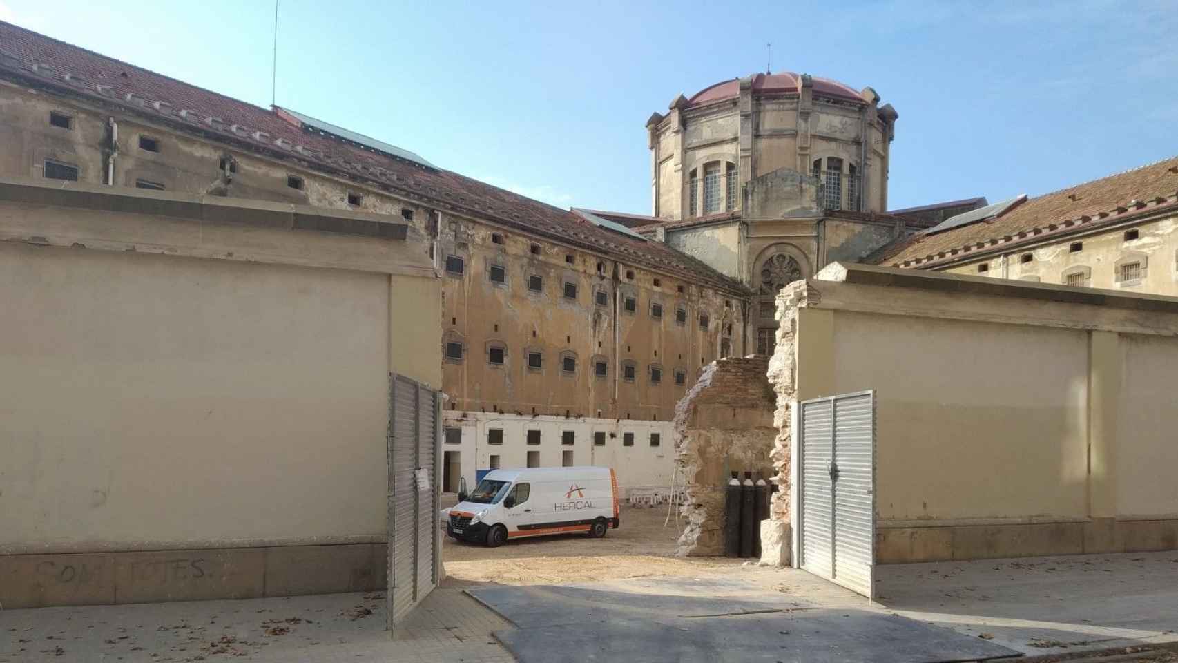 La cárcel, con una parte del derribo, a la altura de la calle de Entença / JORDI SUBIRANA