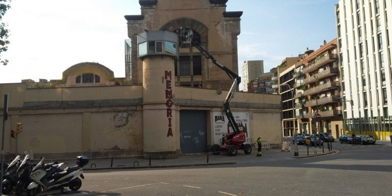 Trabajos en una de las torres de La Modelo / JORDI SUBIRANA