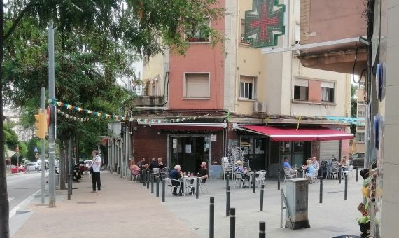 La terraza del bar Zaragozano está llena a pesar de la recomendación de salir solo a comprar o a trabajar / AR