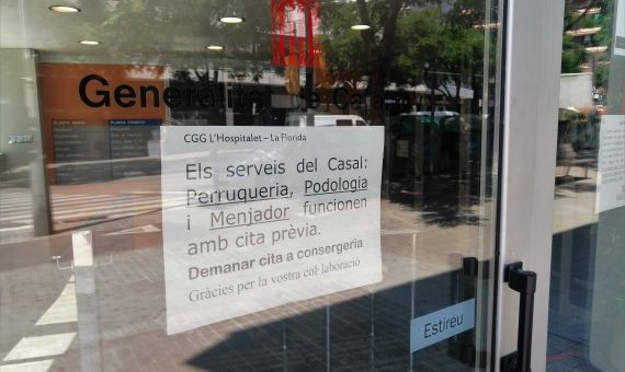 El Casal para la Gente Mayor de La Florida sólo ofrece unos pocos servicios concretos con cita previa / AR