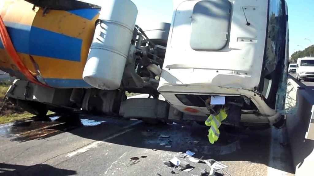 Accidente de un camión hormigonera en una imagen de archivo