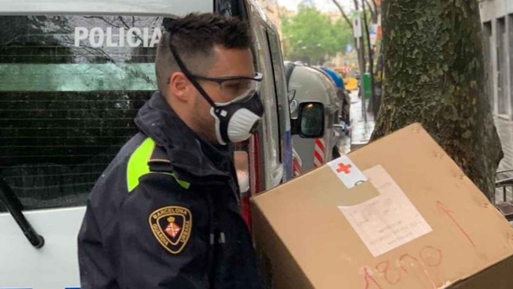 Un agente de la Guardia Urbana con mascarilla, esta primavera / TWITTER GUARDIA URBANA