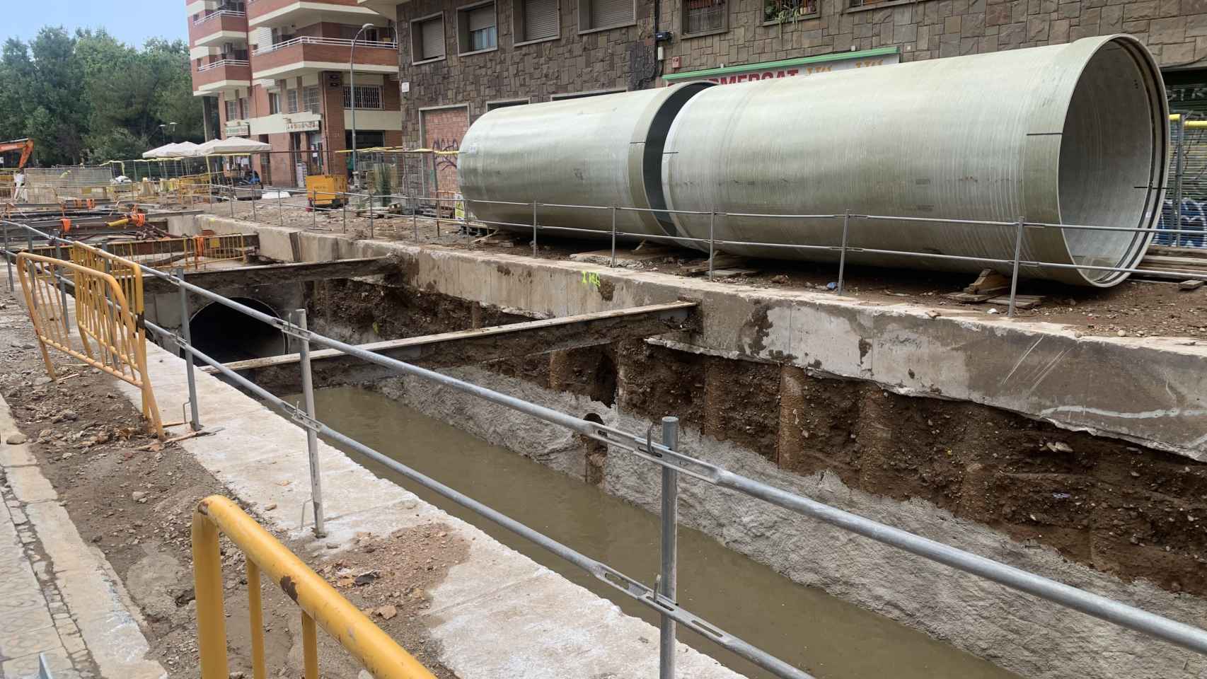 Las obras anti-inundaciones del Poble-sec, completamente inundadas por las lluvias / V.M.