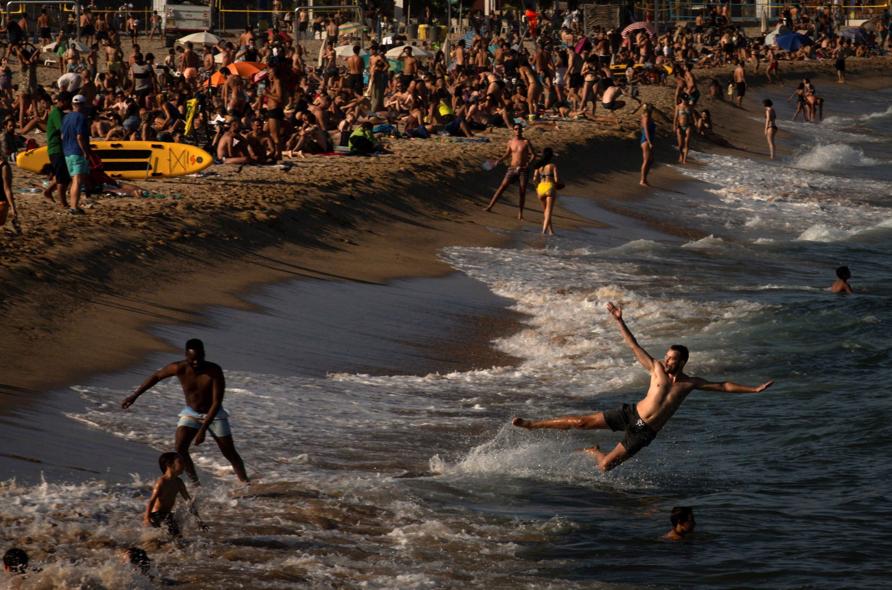 Playa de bogatell este viernes por la tarde / EFE - ENRIC FONTCUBIERTA