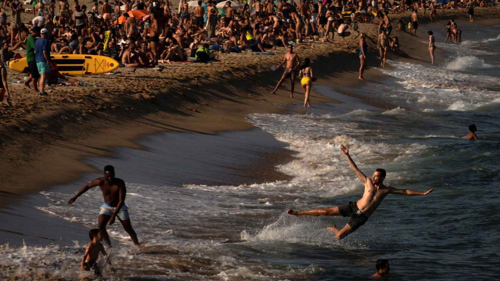 Playa de bogatell este viernes por la tarde / EFE - ENRIC FONTCUBIERTA