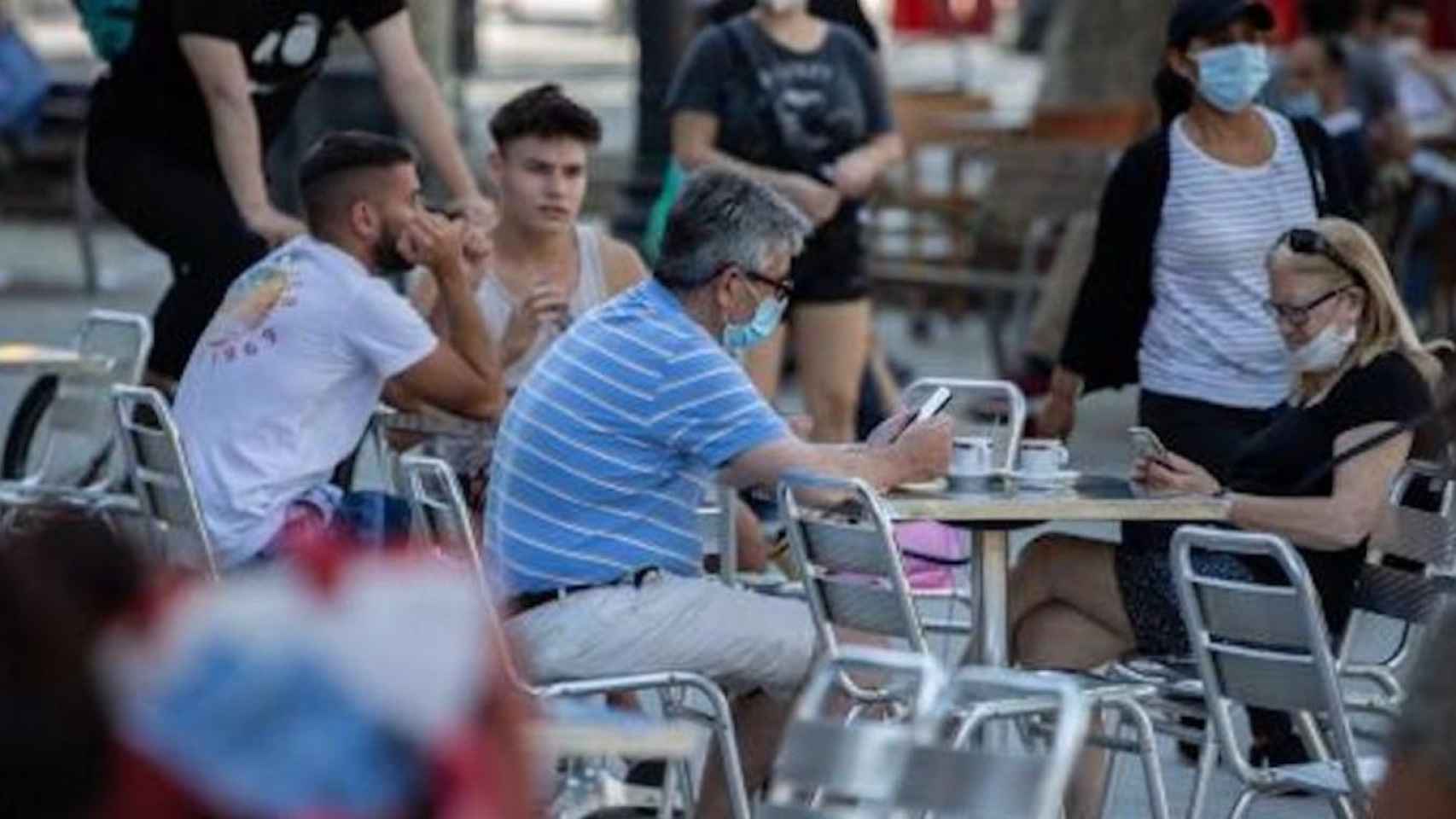 Clientes en una terraza de Barcelona / EUROPA PRESS -DAVID ZORRAKINO