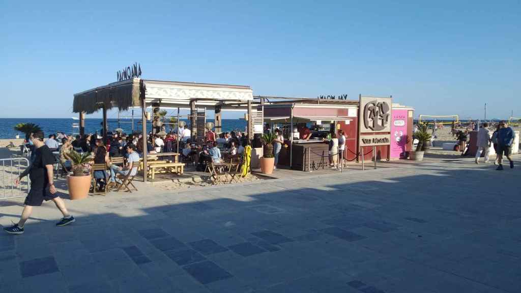 Un chiringuito en una playa de Barcelona, este 17 de julio / JORDI SUBIRANA