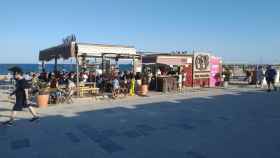 Un chiringuito en una playa de Barcelona, este 17 de julio / JORDI SUBIRANA