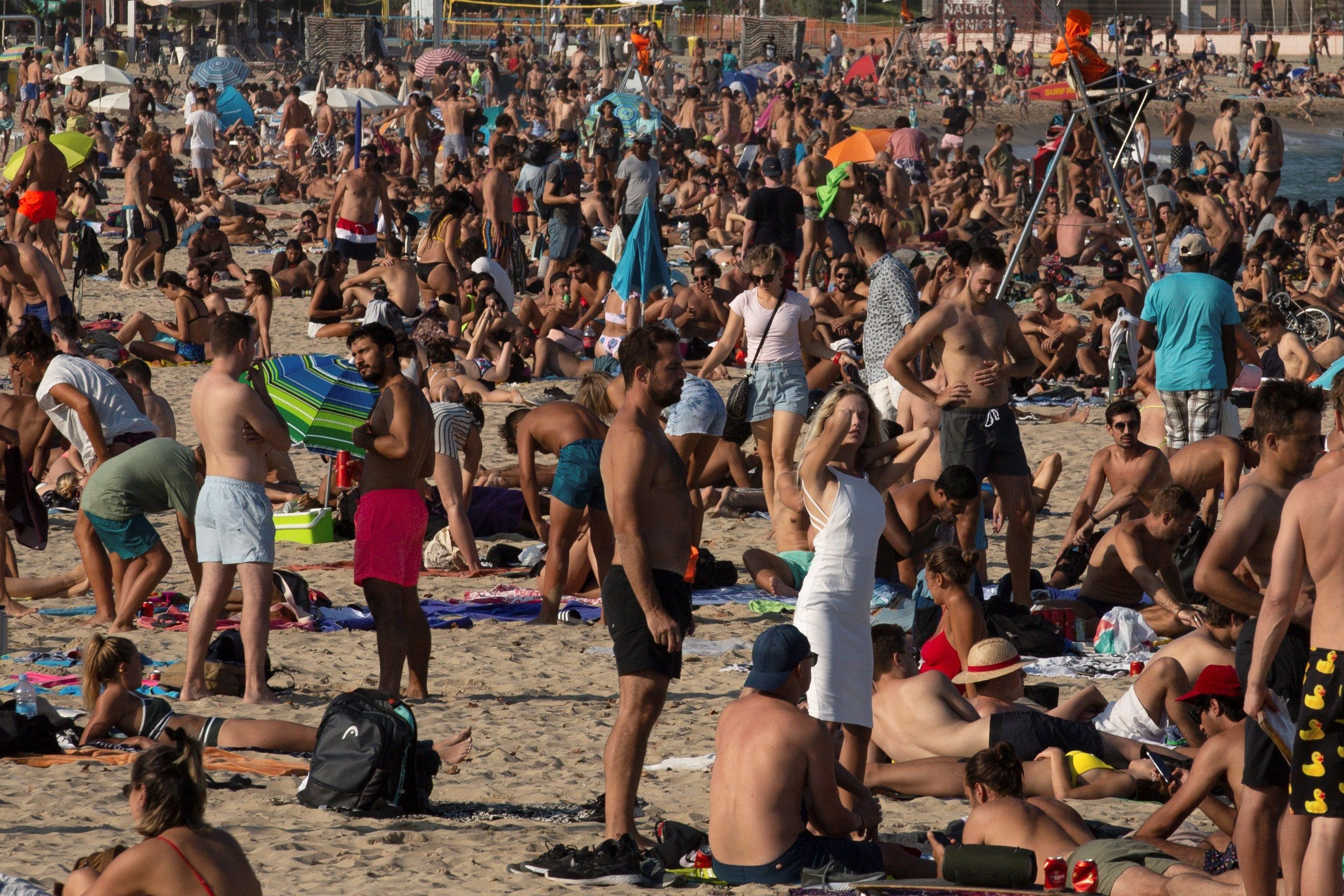 Playa de bogatell este viernes por la tarde / EFE - ENRIC FONTCUBIERTA