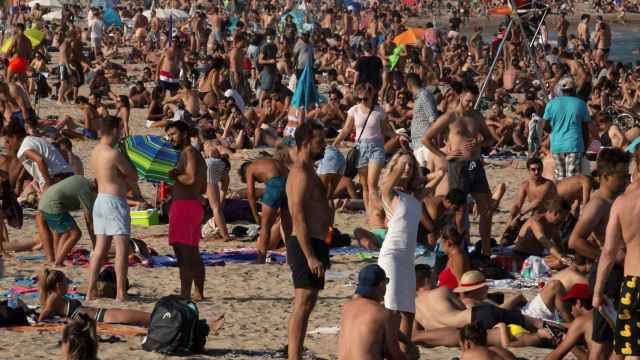 Playa de bogatell este viernes por la tarde / EFE - ENRIC FONTCUBIERTA