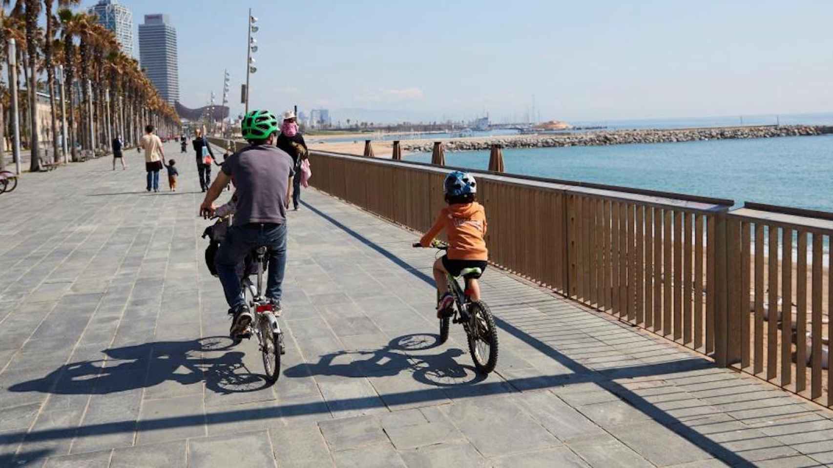 Niños paseando con sus padres en Barcelona / EFE