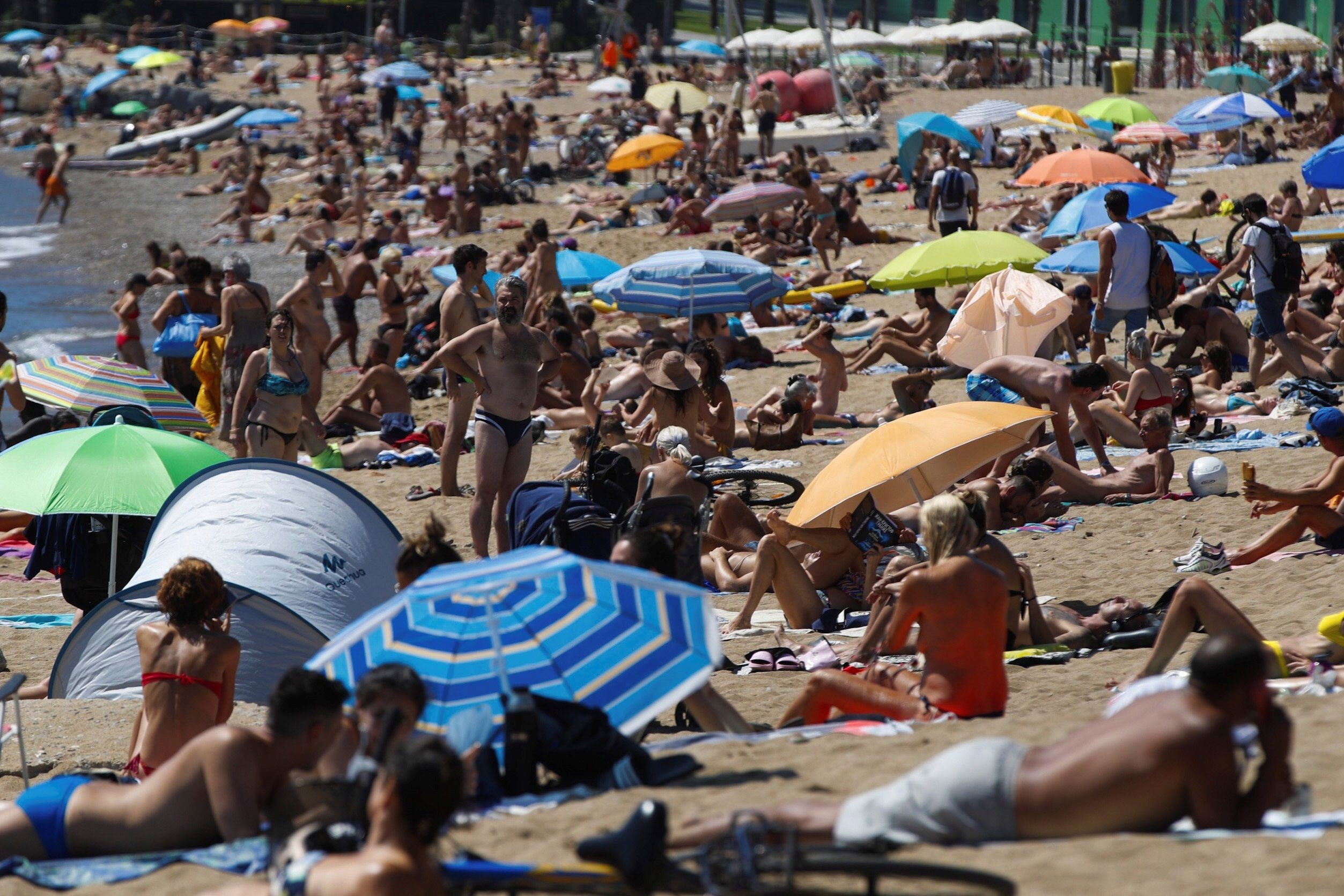 Playa de Sant Sebastià este domingo / EFE