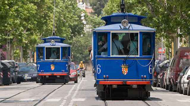 Dos vehículos del Tramvia Blau, en la avenida del Tibidabo, en Barcelona / ARCHIVO - TMB
