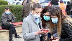 Imagen de archivo de tres jóvenes protegiéndose con mascarillas por el coronavirus / EFE