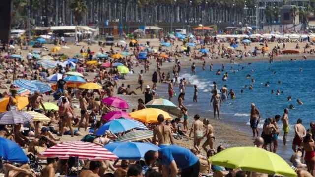 Una playa de Barcelona, este domingo / EFE - ALEJANDRO GARCÍA