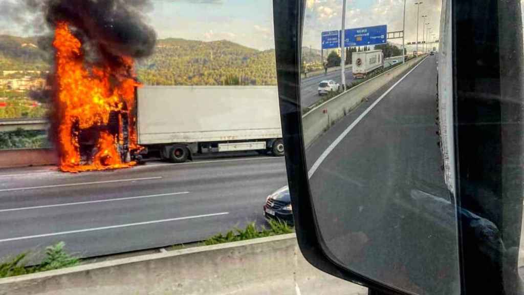 Un camión en llamas en la B-23, en el Papiol