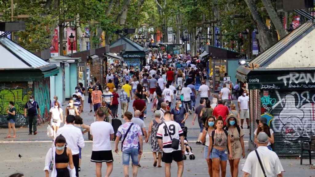 Gente en la Rambla, alguna sin mascarilla / EFE - ALEJANDRO GARCÍA