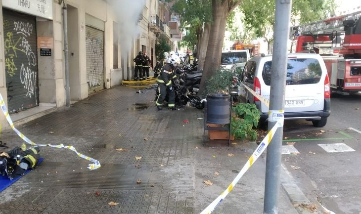 Varias dotaciones de Bomberos en la calle Còrcega de Barcelona /M.A.