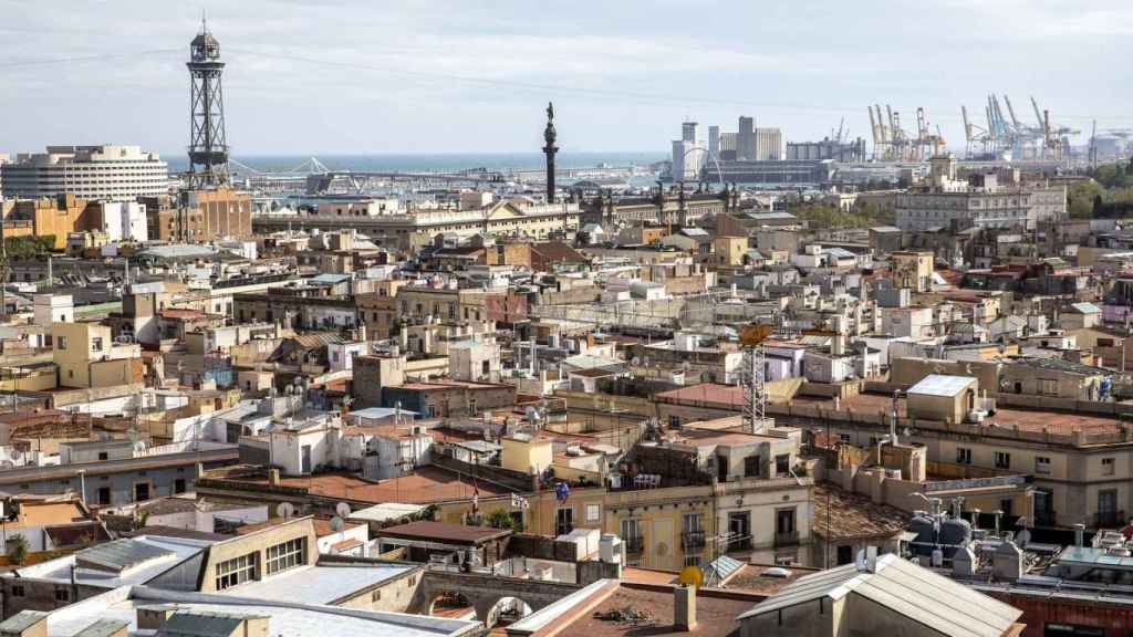 Vista aérea de Barcelona con el mar y el Puerto de la ciudad de fondo