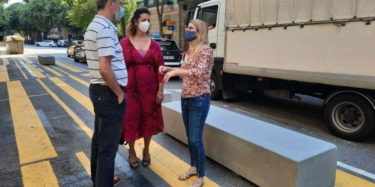 La líder de JxCAT de BCN, Elsa Artadi, junto a los concejales Jordi Martí y Francina Vila en la calle Consell de Cent