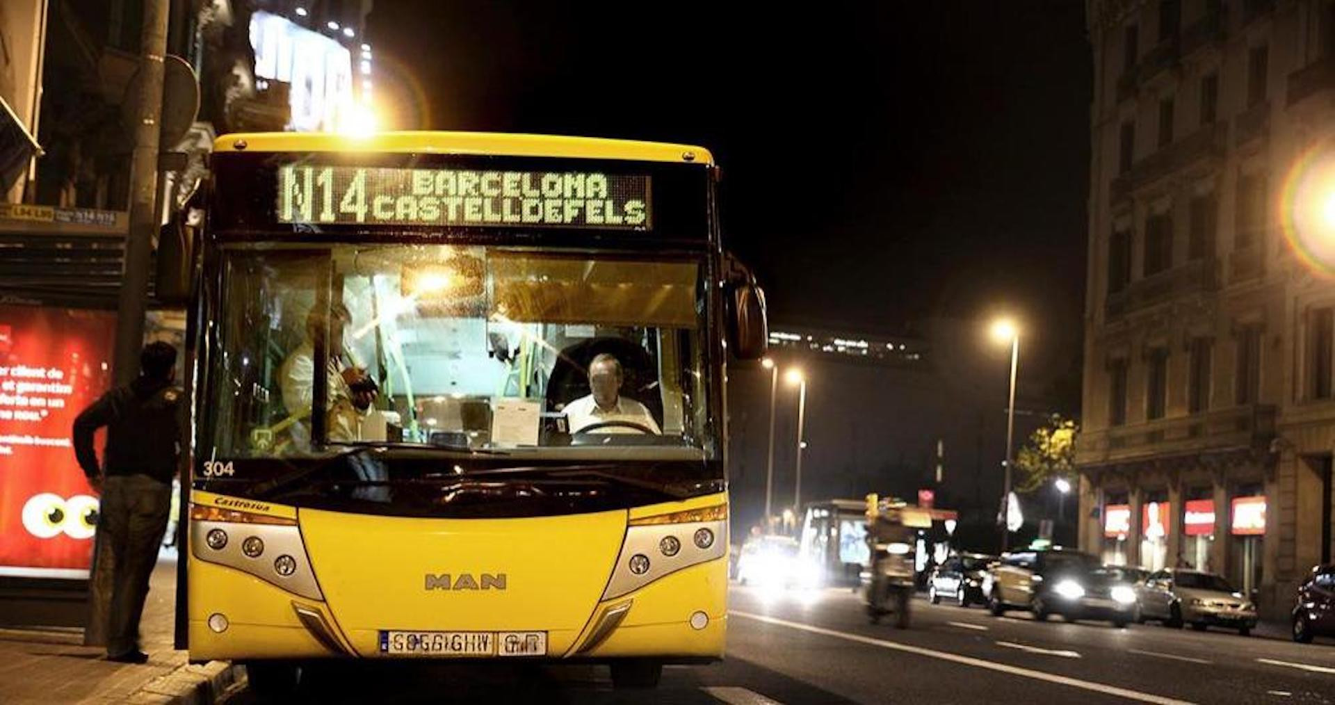 Un NitBus del AMB en una calle de Barcelona / METRÓPOLI