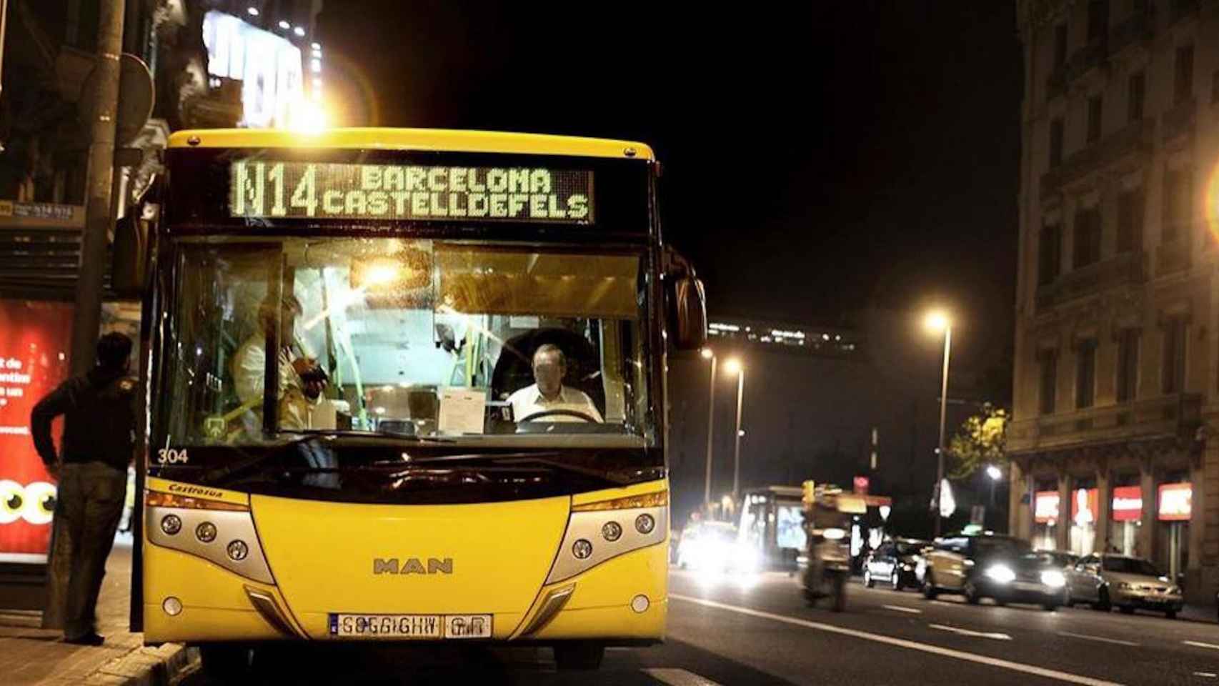 Un NitBus del AMB en una calle de Barcelona / METRÓPOLI