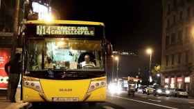 Un NitBus del AMB en una calle de Barcelona / METRÓPOLI