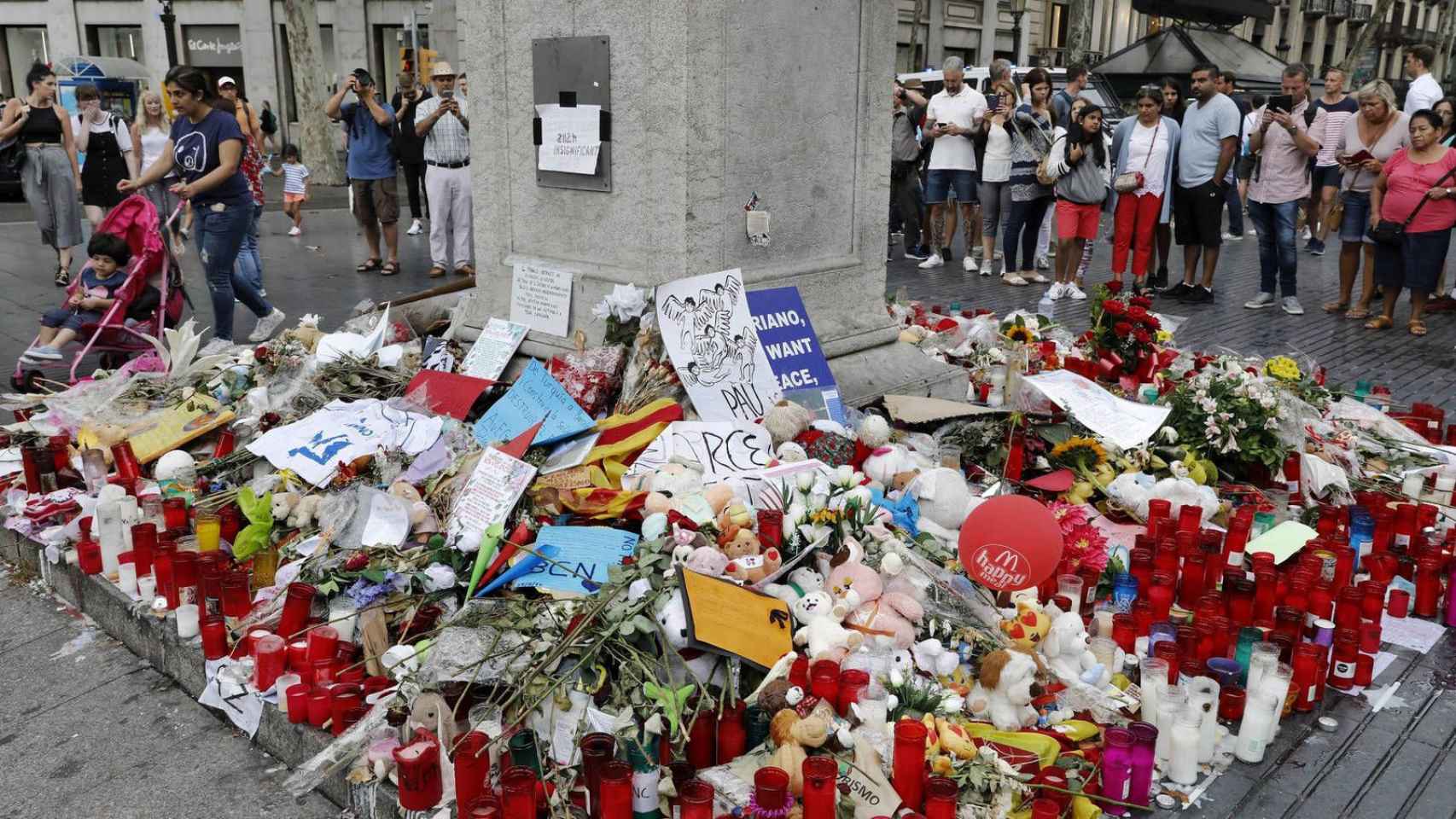 Memorial a las víctimas del atentado terrorista, en el comienzo de Las Ramblas de Barcelona / EFE