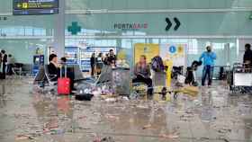 Restos de basura durante una huelga del servicio de limpieza del Aeropuerto de Barcelona-El Prat