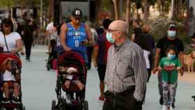 Barceloneses, en la calle, durante la pandemia / EUROPA PRESS