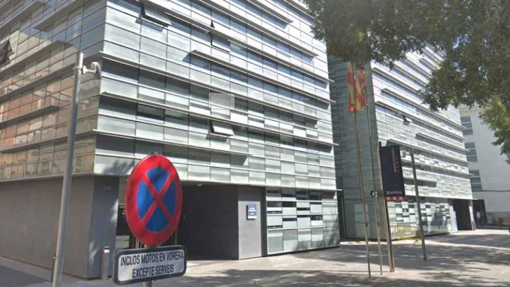 La comisaría de Les Corts de los Mossos, donde se produjo la agresión / GOOGLE MAPS