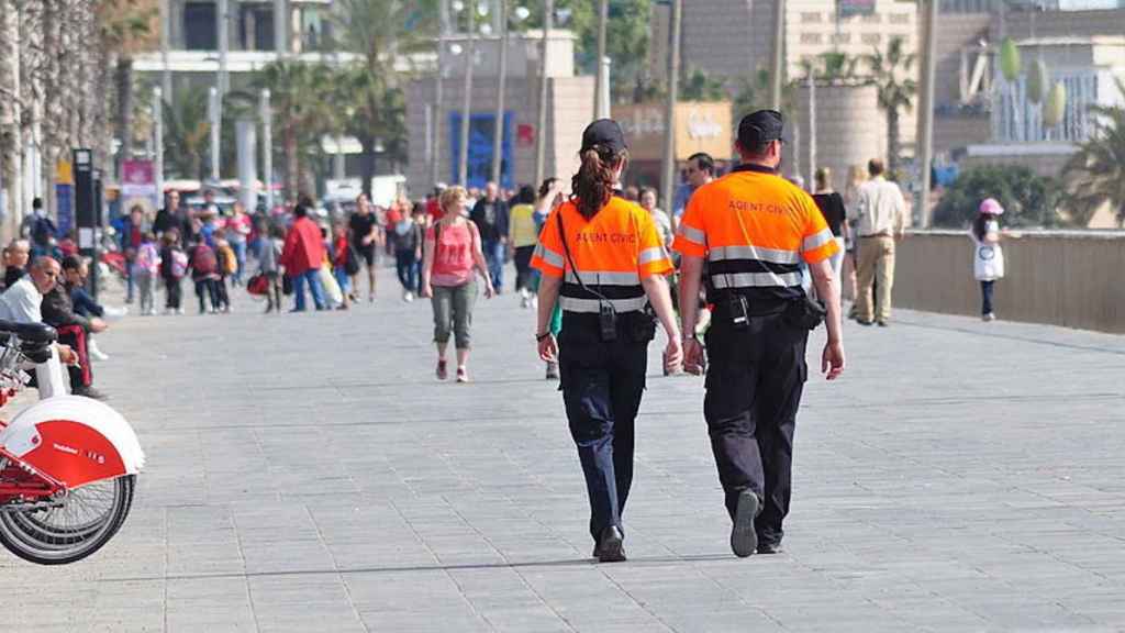 Dos agentes cívicos en el frente marítimo de Barcelona / B:SM