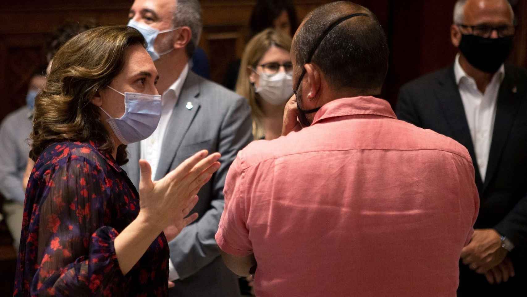 Ada Colau, con otros represetantes municipales, en el 'Pacto por Barcelona / EFE - ENRIC FONTCUBERTA