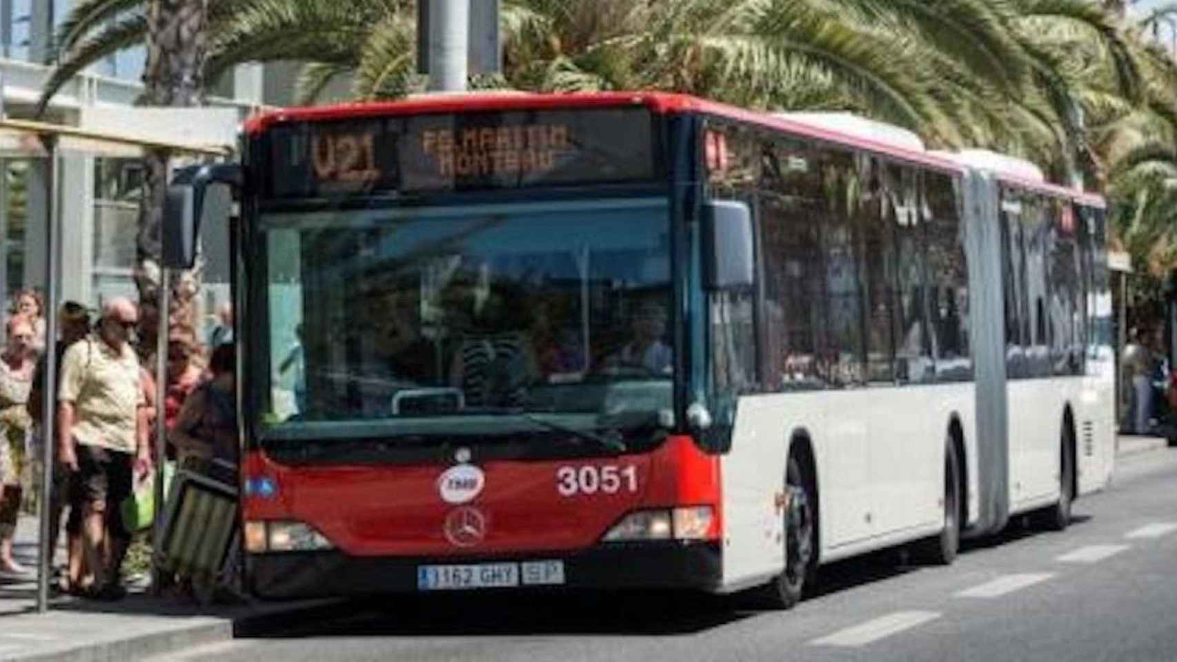 Un bus de la línea V21, como el que tiene los fallos en el freno / TMB