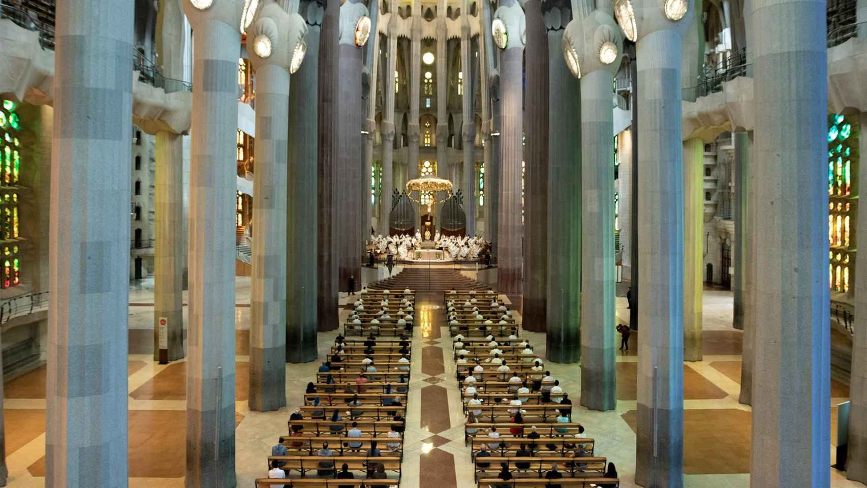 Vista general de los asistentes a la celebración de la primera misa en la Sagrada Familia desde el inicio del estado de alarma, oficiada por el cardenal Juan José Omella