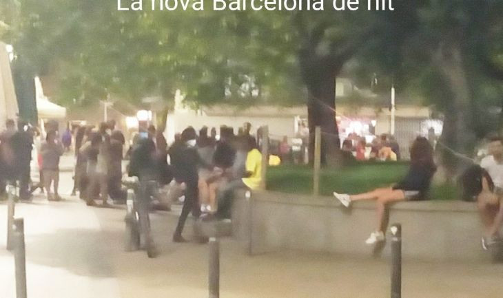 Múltiples personas reunidas en el centro de Barcelona sin mantener la distancia de seguridad / MA